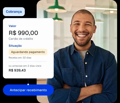 Homem de pele morena, vestindo camisa social e sorrindo de braços cruzados. Ao seu lado, informações sobre uma cobrança no valor de R$ 990,00 que está aguardando o pagamento. O recebimento dessa cobrança irá acontecer em 32 dias, mas há a opção de antecipar em 2 dias úteis e receber o valor de R$ 932,43.