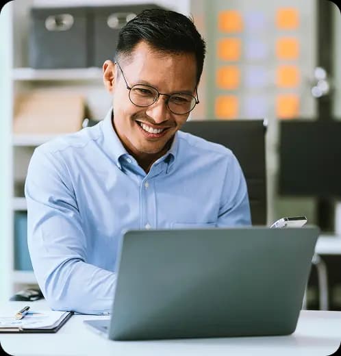 Homem em uma mesa de escritório usando o computador.