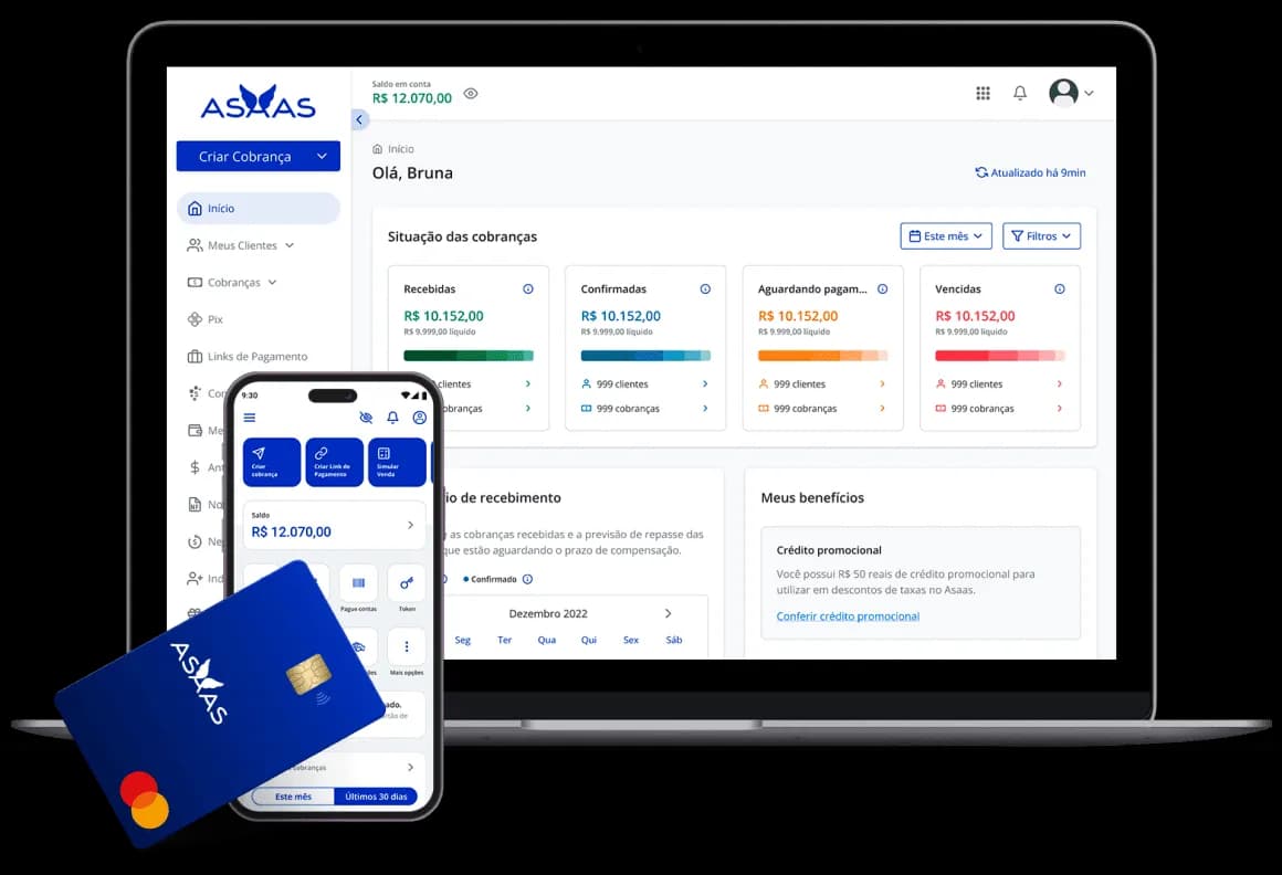 Computador e celular exibem telas do Asaas, próximo ao Cartão Asaas, confeccionado na cor azul escura.