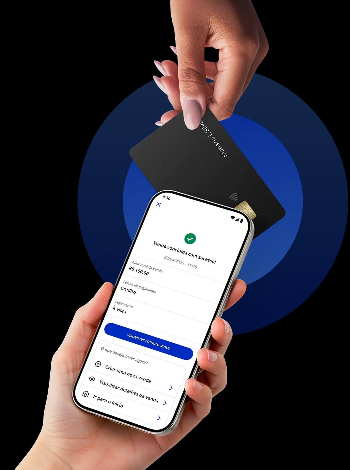 Mão segurando um celular que exibe o comprovante da venda enquanto outra mão segura um cartão de crédito próximo ao celular.
