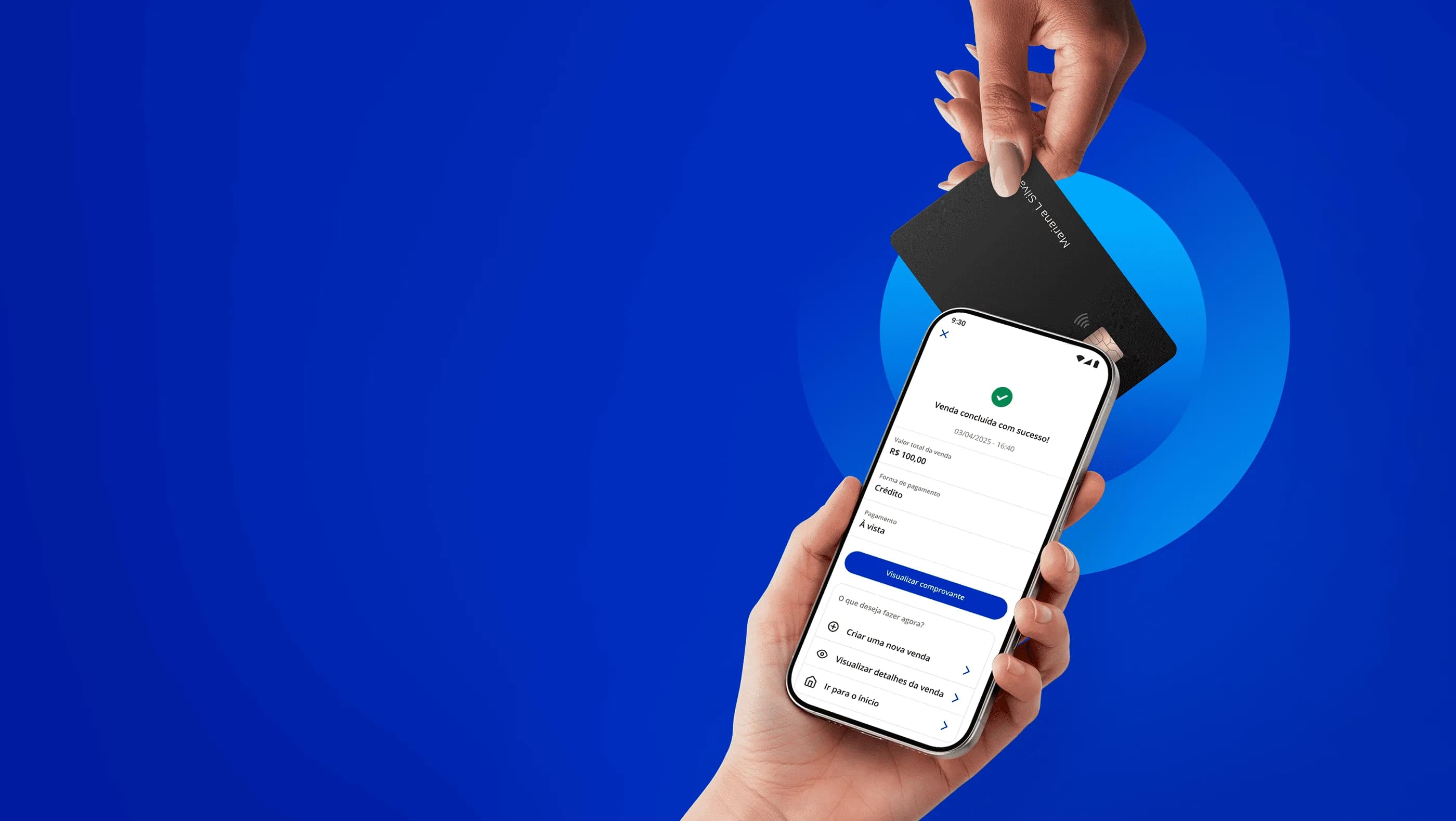 Mão segurando um celular que exibe o comprovante da venda enquanto outra mão segura um cartão de crédito próximo ao celular.