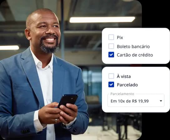 Empresário usando um celular em um escritório. Ao lado, uma simulação da criação de uma cobrança onde é possível escolher entre Pix, boleto e cartão de crédito, à vista ou parcelado.