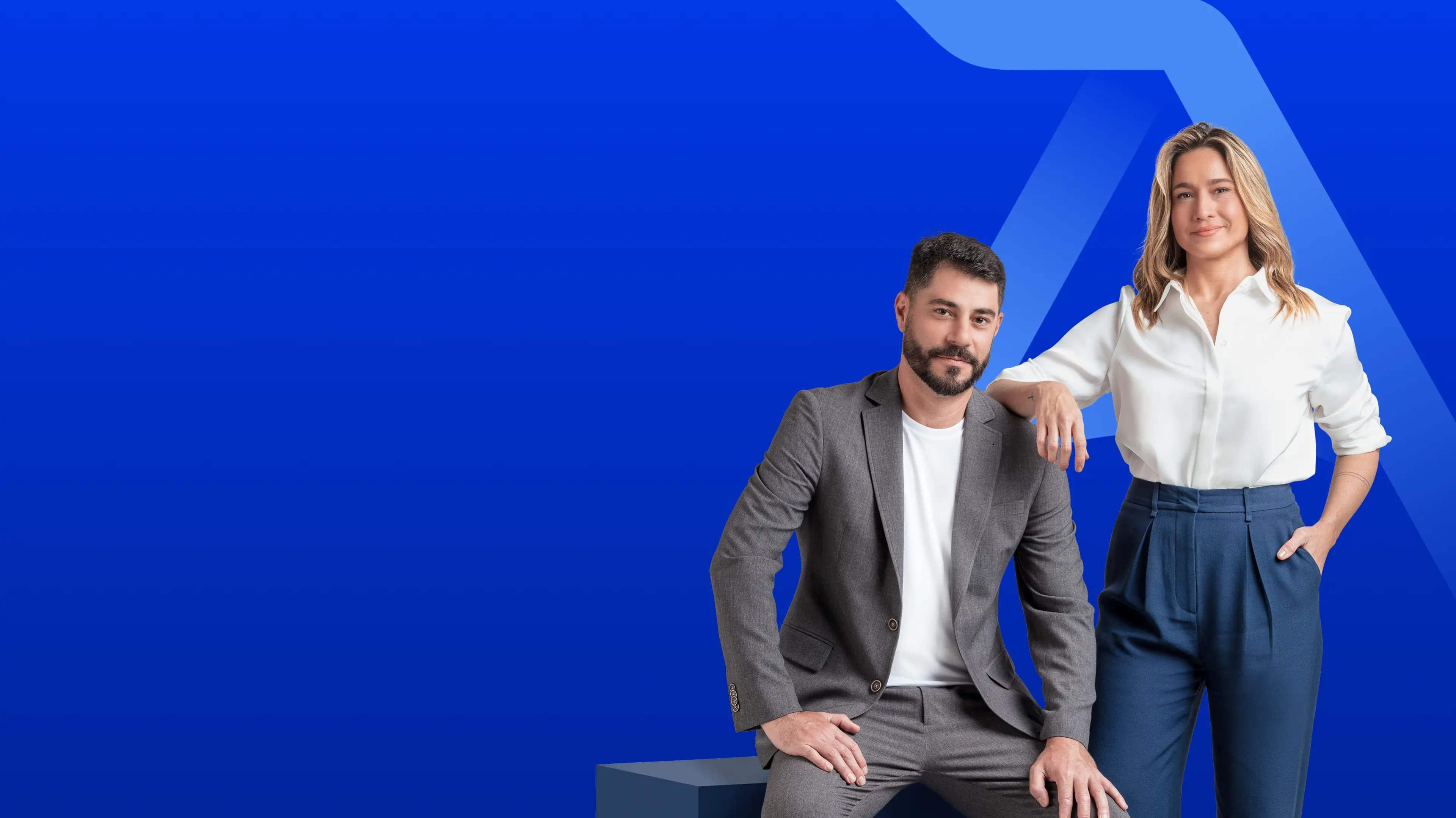 Fernanda Gentil sorrindo discretamente enquanto apoia um dos braços sobre o ombro de Evaristo Costa