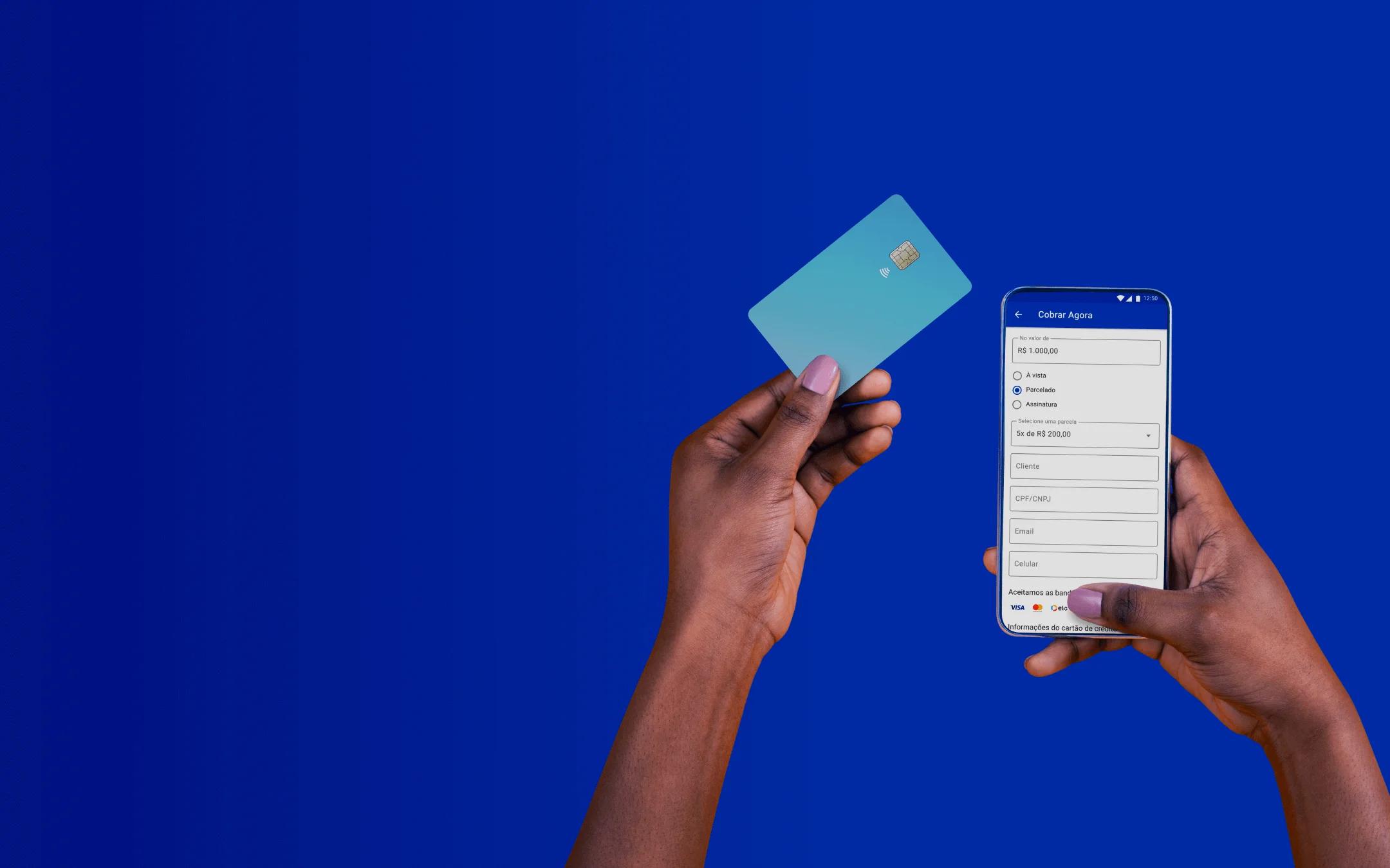 Mãos seguram um cartão de crédito e um celular com o aplicativo do Asaas aberto.