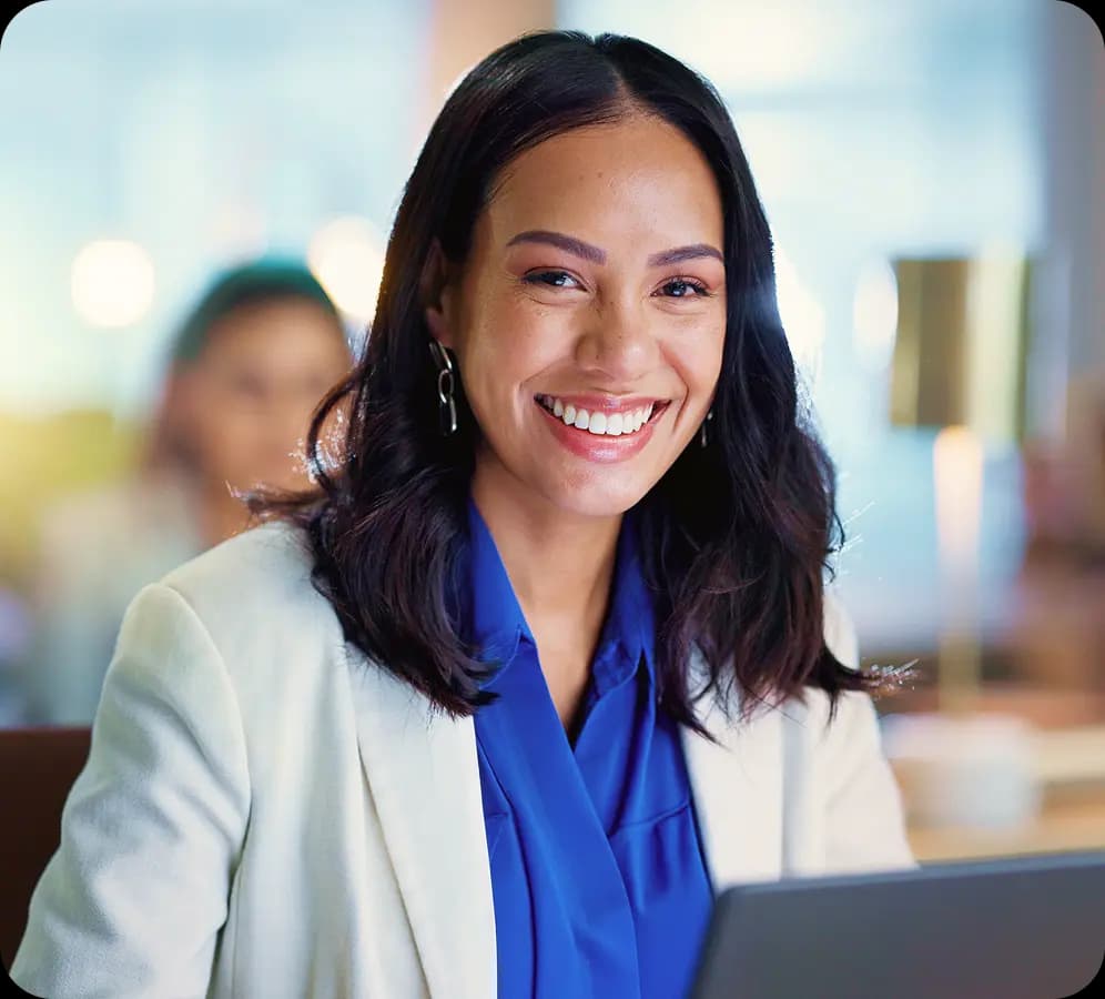 Mulher empresária no escritório trabalhando em um notebook.