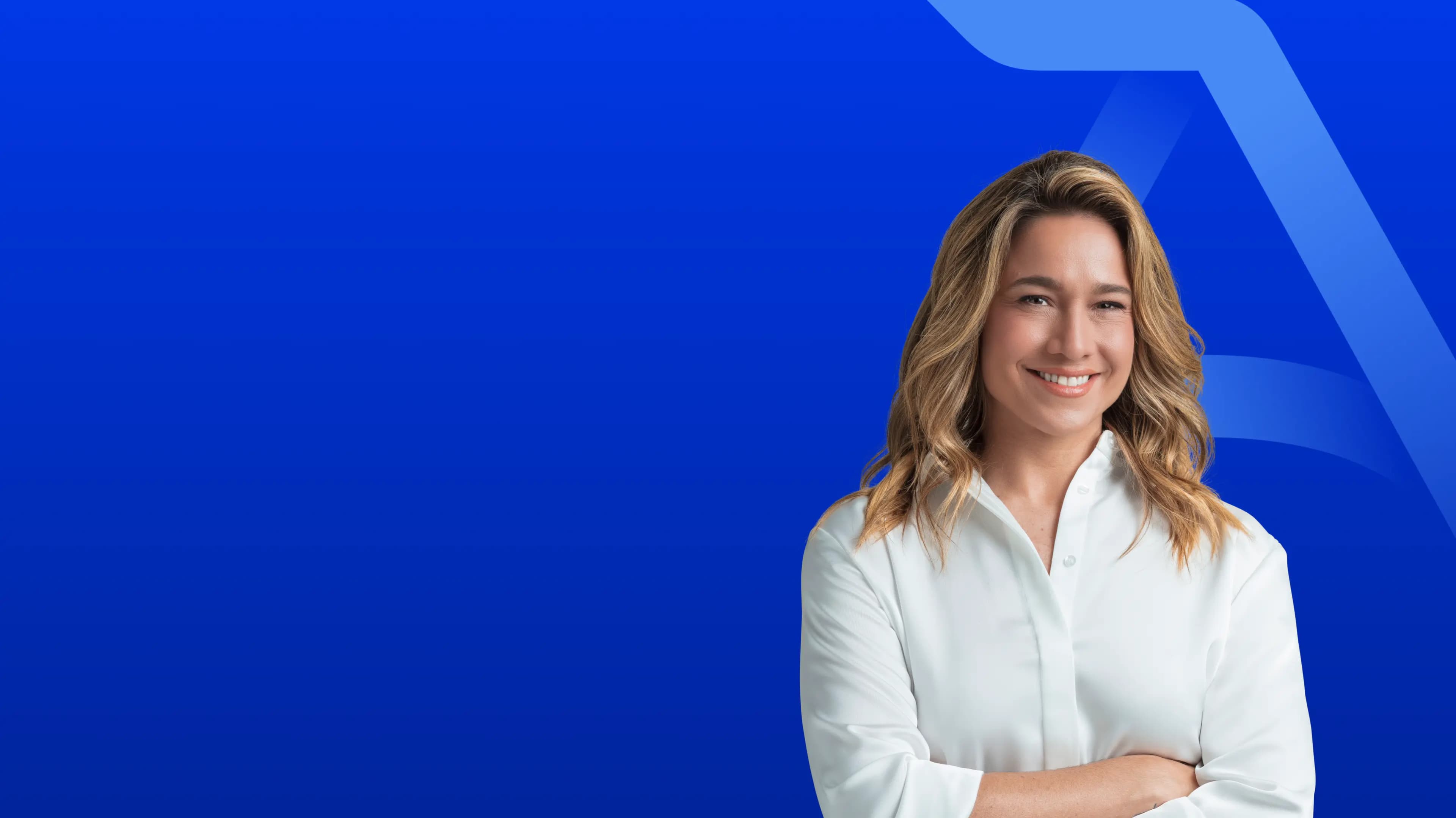 Fernanda Gentil de braços cruzados sorrindo para a câmera