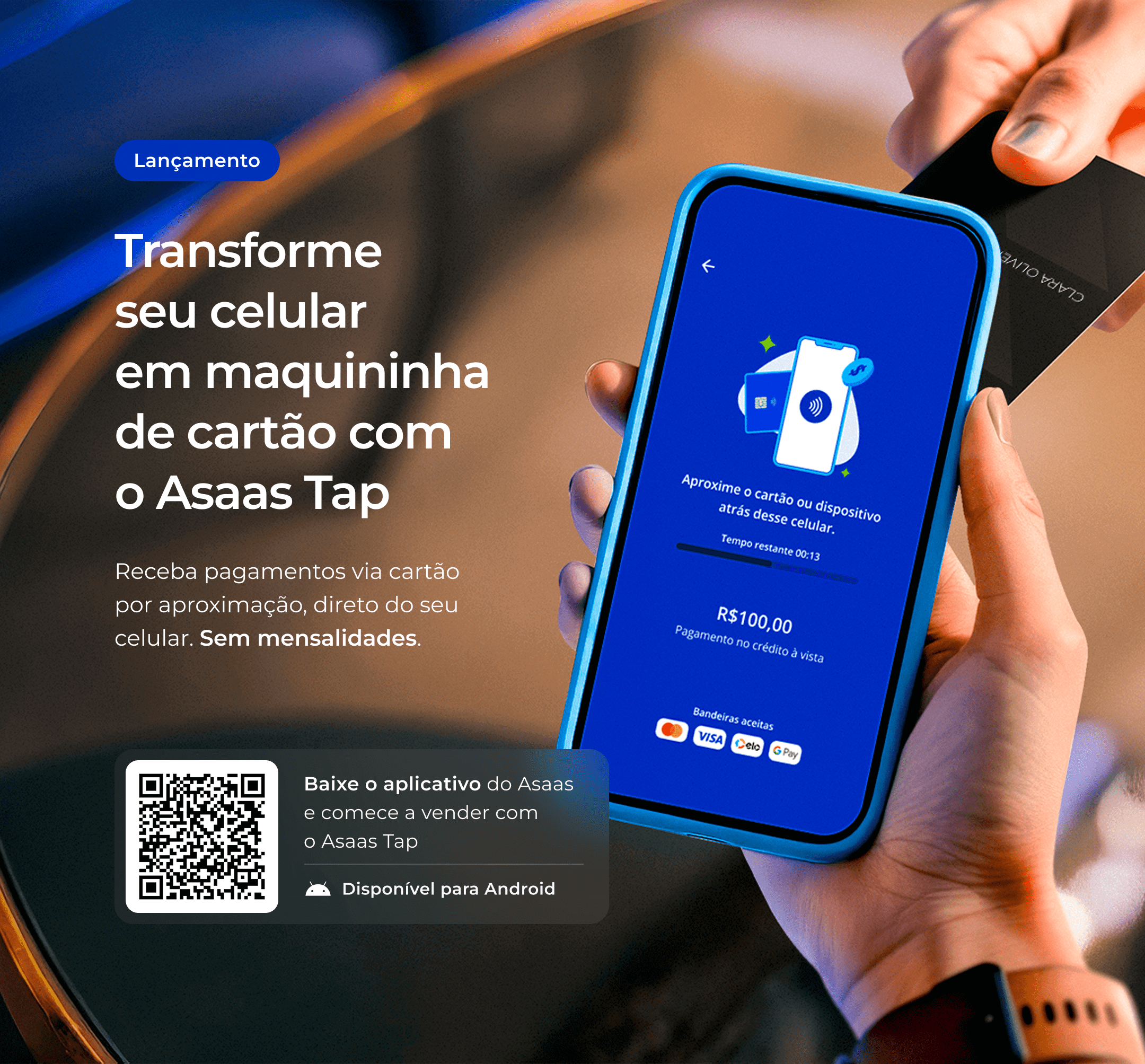 Pessoa segurando um celular com a tela exibindo a interface do Asaas com a mensagem: \