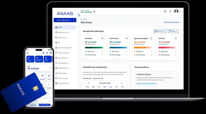 Celular e computador mostram a tela inicial do Asaas, composta por um painel de indicadores. À esquerda, próximo ao celular, está o Cartão Asaas, na cor azul escuro.
